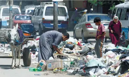  ?? (AP FOTO) ?? UNCOLLECTE­D. Piles of garbage can be found in several streets in Cairo, Egypt as the new government has yet to find an effective waste management system.