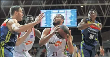  ??  ?? IMPOTENCIA. Shavon Shields trata de anotar ante la defensa de Oliver Stevic y Dylan Ennis.