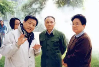  ??  ?? Ding Yinnan directs the actors playing Deng Xiaoping and his wife Zhuo Lin in his film
Deng Xiaoping. The film was released in 2003. courtesy of Ding Zhen