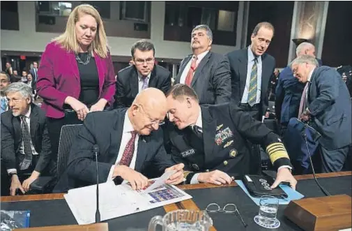  ?? EVAN VUCCI / AP ?? El director de Inteligenc­ia Nacional, James Clapper, y el jefe de la NSA, almirante Michael Rogers, ayer en el Senado