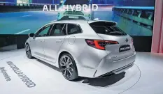  ??  ?? Drei Kombis: Mit dem sauber gezeichnet­en TS wechselt Toyota im kommenden Frühjahr von Auris zurück auf Corolla.