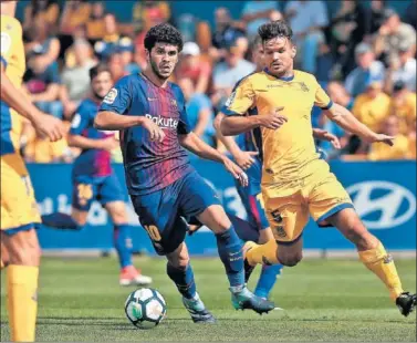  ??  ?? EL GOLEADOR. Carles Aleñá, seguido por Errasti, fue el autor del primer gol que encaja Casto este curso.