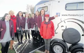  ?? 051017poni­es_01 ?? Boxing clever Moira Ireland and Heather Stephens with pupils