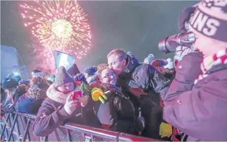  ?? PHOTOS BY BOB TYMCZYSZYN/STANDARD STAFF ?? Thousands of people brave frigid weather conditions to ring in the new year at Queen Victoria Park in Niagara Falls.