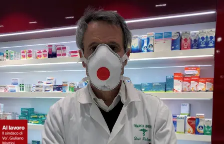  ??  ?? Al lavoro Il sindaco di Vo’, Giuliano Martini, fotografat­o, ieri con la mascherina dietro al bancone della sua farmacia. Ha 62 anni, sposato, ha un figlio