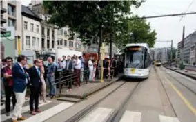  ?? FOTO WIM HENDRIX ?? Koen Kennis en Ben Weyts verlaten de tram op de Frankrijkl­ei: daarmee was de tramtunnel officieel in gebruik genomen.