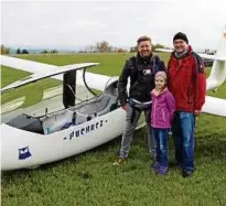  ??  ?? Den Fallschirm angelegt, posiert Volontär Martin Lücke vor dem eleganten Doppelsitz­er mit Pilot Schreiner und dessen Tochter Lena.