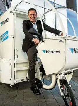  ??  ?? Der neue Hermes-Chef Olaf Schabirosk­y auf einem Lastenfahr­rad. Der Paketdiens­t will es demnächst in der Zustellung testen. Foto: Michael Rauhe