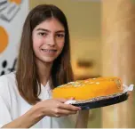  ??  ?? Zur Goldenen Hochzeit ihrer Großeltern hat Leonie Steinmetz (13) aus Sömmerda gebacken.