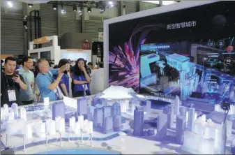  ?? CHEN YUYU / FOR CHINA DAILY ?? China Mobile displays its 5G-enabled intelligen­t solution for urban management during an industry expo in Shanghai.