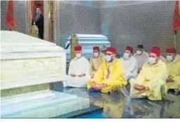  ??  ?? El rey Mohamed VI reza en el Mausoleo Mohamed V de Rabat.