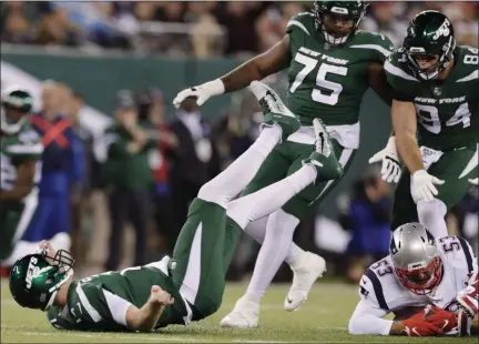  ?? ADAM HUNGER - THE ASSOCIATED PRESS ?? New England Patriots middle linebacker Kyle Van Noy (53) recovers the ball fumbled by New York Jets quarterbac­k Sam Darnold, left, after Darnold was sacked during the first half of a game Monday, Oct. 21, 2019, in East Rutherford, N.J.