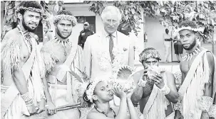  ?? — Gambar Reuters ?? DIHORMATI: Charles dan para penari bergambar semasa lawatan beliau ke Hospital Pusat Port Vila di Vanuatu, kelmarin.