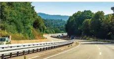  ?? FOTO: ROLF RUPPENTHAL ?? Der Lückenschl­uss ist fertiggest­ellt. Der Verkehr auf der A 8 fließt nun auch zwischen Weiler und dem Pellinger Tunnel auf vier Spuren.