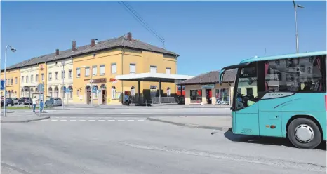  ?? FOTOS: PAULINA STUMM ?? Der Busbahnhof und der Bahnhofsvo­rplatz in Aulendorf werden neu gestaltet. ANZEIGE