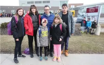  ?? VINCE TALOTTA/TORONTO STAR ?? Sheri McCleary, second from left, daughter, Katherine, 11, with Andy Lubczynski and his children, Ethan, 13, right, and 10-year-old twins, Mira and Evan, outside Eagle Ridge Public School in Ajax.