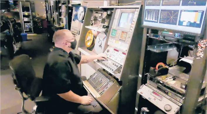  ?? STEPHEN BATTAGLIO/LOSANGELES­TIMES ?? Kurt Spada, lead encode operator at Iron Mountain Entertainm­ent Services, digitizes a two-inch video reel. Early in his career, he was a TV technician.