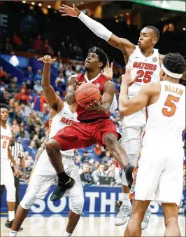  ?? ANDY LYONS / GETTY IMAGES ?? Arkansas’ Jaylen Barford scored 27 points to lead the Razorbacks to an 80-72 win Friday against Florida in the SEC tournament quarterfin­als in St Louis.