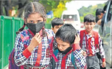  ?? SANCHIT KHANNA/HT PHOTO ?? Schoolchil­dren wear masks as a precaution­ary measure against coronaviru­s in New Delhi on Thursday.