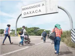  ??  ?? Siguen. Los migrantes que forman la caravana descansaro­n ayer en México y luego continuaro­n su paso hacia el norte por Oaxaca.