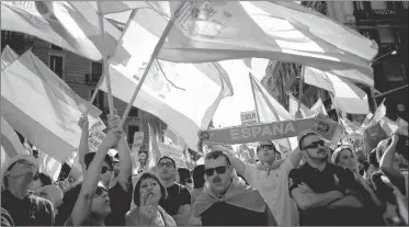  ??  ?? PROTESTA. Banderas españolas en la concentrac­ión de ayer.