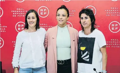  ?? Ea ?? Les àrbitres Guadalupe Porras Ayuso, Marta Huerta de Aza i Marta Frías Acedo ahir a Las Rozas