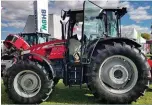  ??  ?? Die staatmaker Massey Ferguson 6713 is vanjaar opgeknap en spog nou met ’n kajuitopsi­e om plaaswerk te vergemakli­k. Die MF 6713 is ’n goeie trekker vir algemene plaaswerk en is veral geskik vir hooimaak. Terselfder­tyd is dit ook nie te veel gevra om...