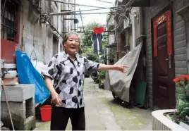  ??  ?? Wang Yuqi, 89, has been living in Jingyun Lane for 64 years and treasures the history of the area.