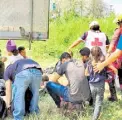  ?? /DIARIO DE XALAPA ?? Los polleros y conductore­s de la unidad se internaron en el monte para escapar de la policía