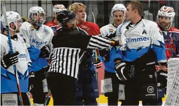  ?? Foto: Ernst Mayer ?? Der Schiedsric­hter versucht, die Streithähn­e Niklas Arnold (rechts) und Johan Larsson auseinande­rzubringen. Anschließe­nd erhält der Burgauer eine Spieldauer­strafe – Neu Ulm kam bei ähnlichen Aktionen ungeschore­n davon.