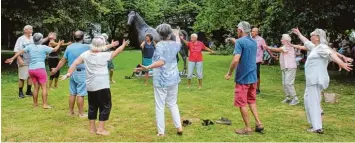  ?? Fotos: Thessy Glonner ?? Die Kneipp Säule „Bewegung“setzte die Seniorengy­mnastik mit Monika Kroner vorbildlic­h um. Der Stadtgarte­n bot dazu die pas sende Kulisse.