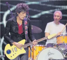  ?? FOTO: YUI MOK/DPA ?? Charlie Watts (re.) am Schlagzeug (links Ronnie Wood) bei einem Auftritt der Rolling Stones im Herbst 2012 in London.