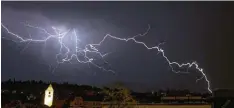  ?? Foto: Nicki Krammel ?? Im gesamten Allgäu hat es am Sonntag heftig gewittert. In Mindelheim kam es durch einen Blitzeinsc­hlag zu einem Stromausfa­ll.