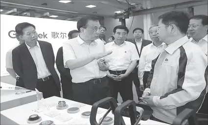  ?? -AP ?? Chinese Premier Li Keqiang talks with employees during an inspection tour of Goertek, an acoustic components maker, in Weifang city, Shandong province of China.
