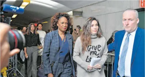  ?? FOTO: ROY ROCHLIN/AFP ?? Jessica Mann (rechts) ist eine von zwei Frauen, um deren Vorwürfe es im Prozess gegen Harvey Weinstein ging.