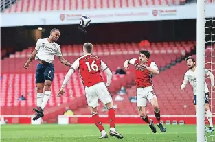  ?? FOTOS: AFP ?? El delantero Raheem Sterling le dio la victoria al City sobre el Arsenal con este cabezazo. Los Ciudadanos suman 18 triunfos en forma consecutiv­a.