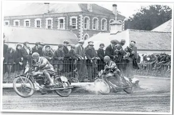  ?? ?? Jimmy Shaw leads Alec Bennett in the 1925 Ulster Grand Prix.
