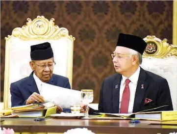  ?? — Bernama photo ?? Yang di-Pertuan Agong,Tuanku Abdul Halim Mu’adzam Shah having a discussion with Prime Minister Datuk Seri Najib Tun Razak on the second day of the 238th Meeting of the Conference of Rulers at Istana Negara in Kuala Lumpur yesterday.