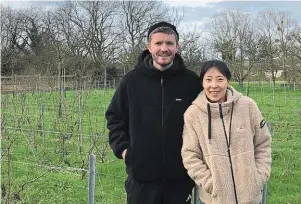  ?? | PHOTO : OUEST-FRANCE ?? Le Morbihanna­is Arnaud Laudrin a profité de son retour en Francepour visiter ses vignes, qui devraient bientôt produire du vin qu’il vendra dans son bar à Séoul. Ici avec son épouse Yeon-Tung.