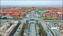  ?? SU YONG / FOR CHINA DAILY ?? Left: A resident of Minning town, Ningxia Hui autonomous region, waters grapes at the foot of the Helan Mountain. SU YONG / FOR CHINA DAILY Middle: An aerial view of the town. PROVIDED TO CHINA DAILY Right: The town’s Daylong Winery cellar.