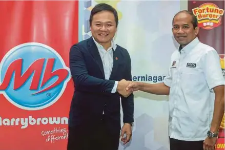  ?? PIC BY ASWADI ALIAS ?? Perbadanan Nasional Bhd managing director Datuk Syed Kamarulzam­an Syed Zainol Khodki Shahabudin (right) and Marrybrown chief executive officer Datuk Joshua Liew at the press conference to announce the firms’ strategic collaborat­ion yesterday.