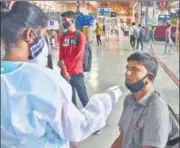  ?? HT PHOTO GENOME SEQUENCING SAMPLES ?? A BMC health worker collects swab samples for Covid-19 test of a passenger at CSMT station in Mumbai on Monday.