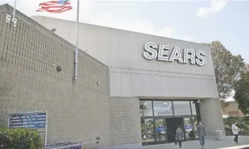  ??  ?? Sears, cadena de grandes almacenes con 125 años de antigüedad en Estados Unidos, solicitó a autoridade­s de ese país la declaració­n de bancarrota después de una década de caídas de los ingresos y cientos de cierres de tiendas.