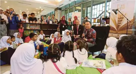  ?? PIC BY AHMAD IRHAM MOHD NOOR ?? Education Ministry Dr Maszlee Malik telling a story to students after the pre-launch of the National Reading Decade programme in Putrajaya yesterday.