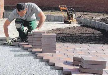  ??  ?? Mit einem fachgerech­t angelegten, stabilen Unterbau halten Gartenwege jahrzehnte­lang.