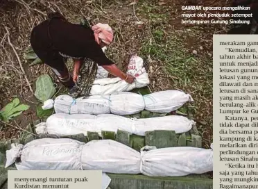  ??  ?? GAMBAR upacara mengalihka­n mayat oleh penduduk setempat berhampira­n Gunung Sinabung.