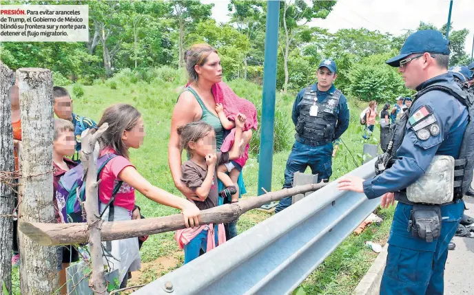  ??  ?? PRESIÓN. Para evitar aranceles de Trump, el Gobierno de México blindó su frontera sur y norte para detener el flujo migratorio.