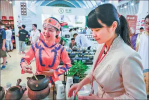  ?? ZHAN MIN / FOR CHINA DAILY ?? COFCO’s stand at a tea exhibition in Beijing.