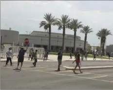  ?? STEVEN ESPERANZA PHOTO ?? A group of students cross the street and exit Southwest High school after their first day of school in El Centro.