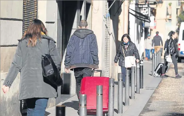  ?? XAVIER GÓMEZ ?? Entitats de Gràcia asseguren que l’excés de turistes està contribuin­t a la gentrifica­ció, a la marxa de veïns